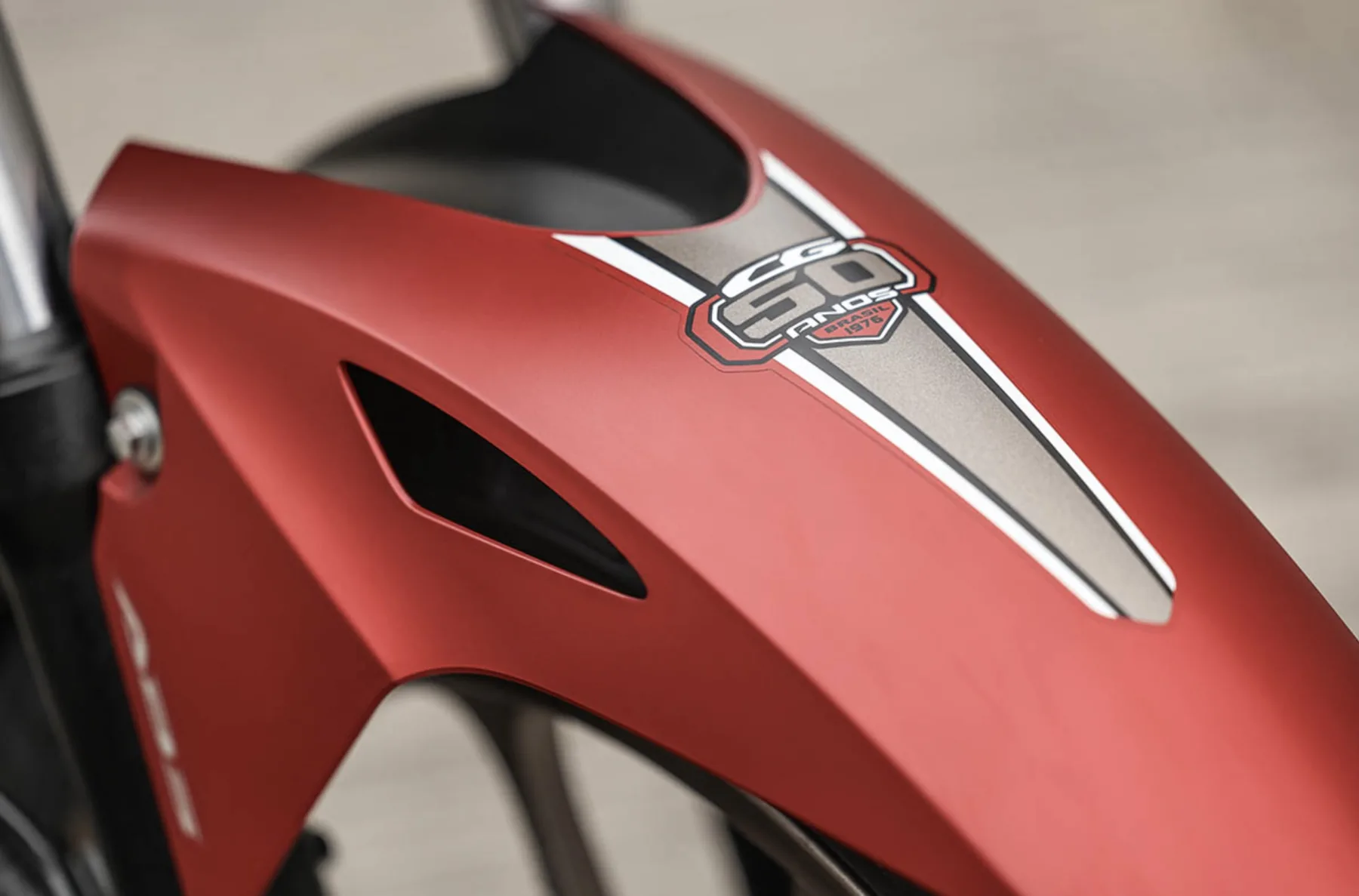 Não é só adesivo. A base é a CG 160 Titan, conhecida por quem anda todo dia e confia no que já funciona sem sustos.