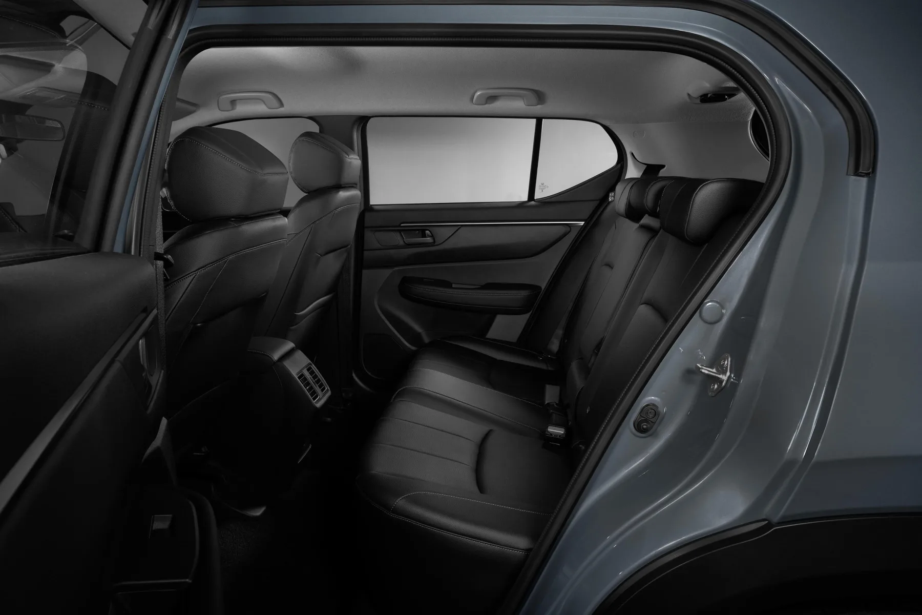 O WR-V cresceu de verdade. São 4,32 m de comprimento, entre-eixos de 2,65 m e porta-malas de 458 litros, com mais espaço para adultos e bagagem da família.