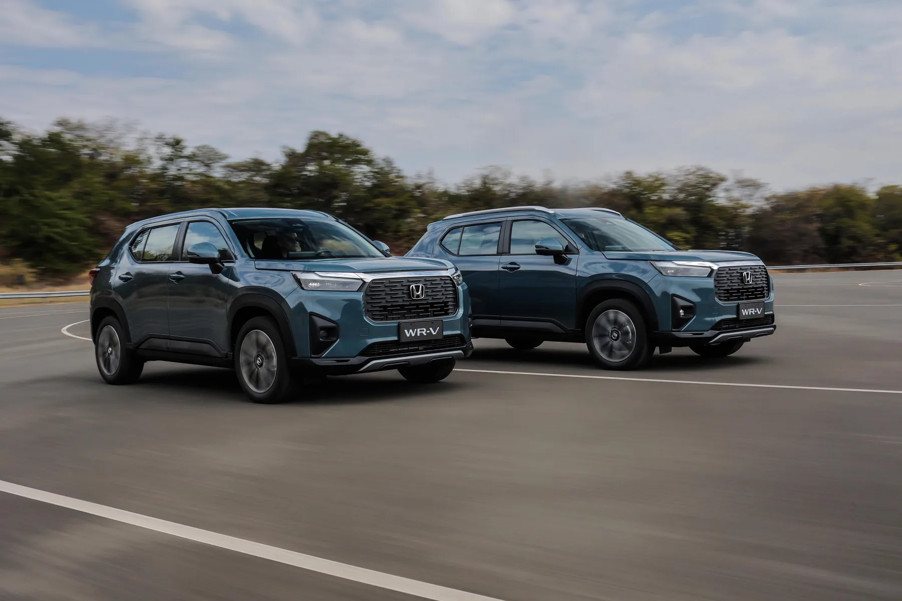 O WR-V anda sem sustos no posto. Faz 12,0 km/l na cidade e 12,8 km/l na estrada com gasolina, garantindo boa autonomia e menos paradas no dia a dia.