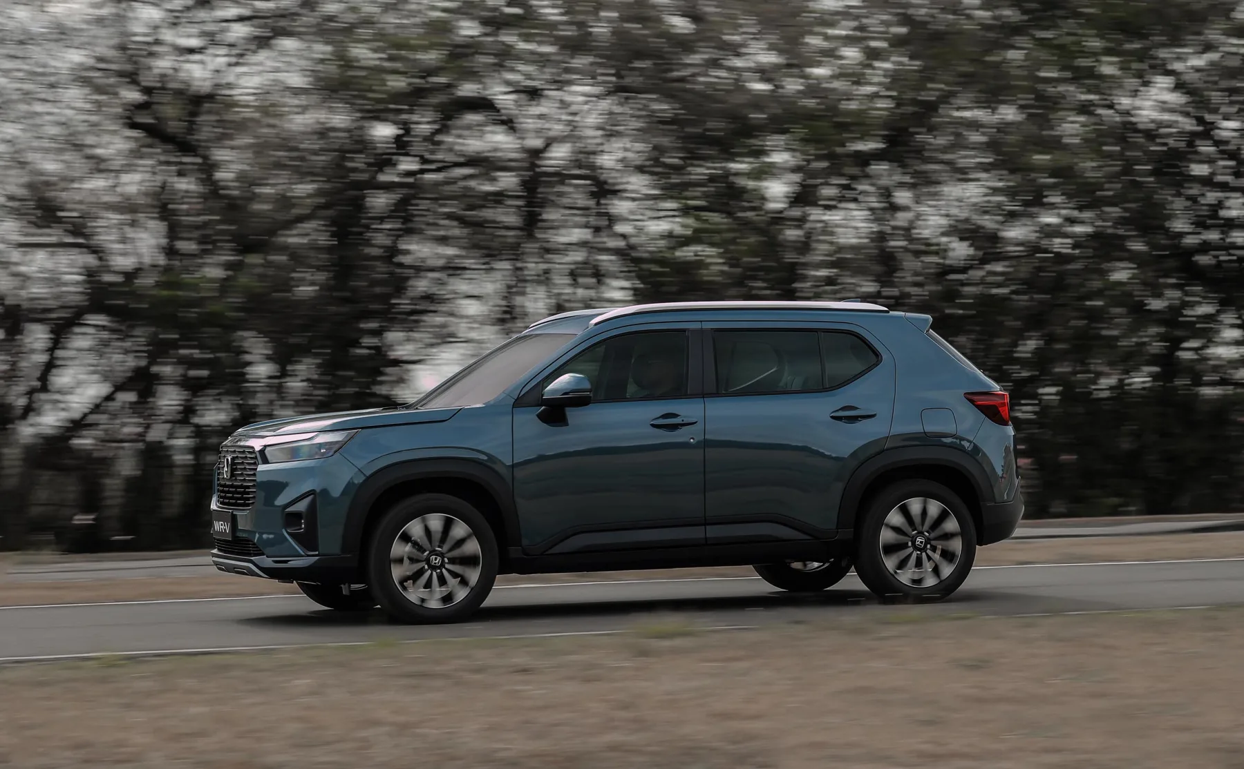 Na segurança, a Honda acerta. Frenagem automática, controle de cruzeiro adaptativo e assistentes de faixa já vêm de série nas duas versões.