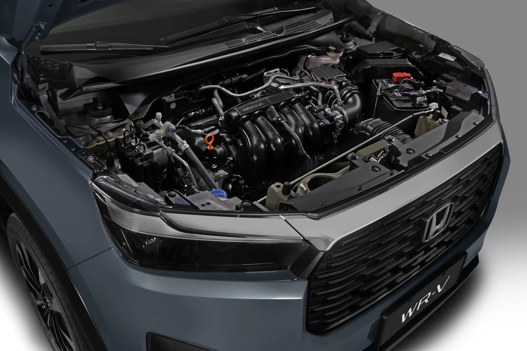 Ao dirigir, o foco fica claro. O motor 1.5 aspirado não empolga, mas roda suave, silencioso e sem sustos no trânsito pesado e na estrada.