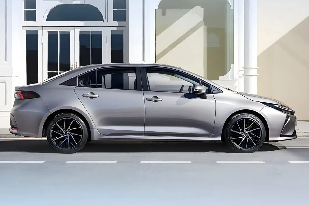 De lado, rodas novas e entre eixos maior melhoram o espaco atras, algo que pesa na rotina de quem usa o Corolla com familia ou passageiros.