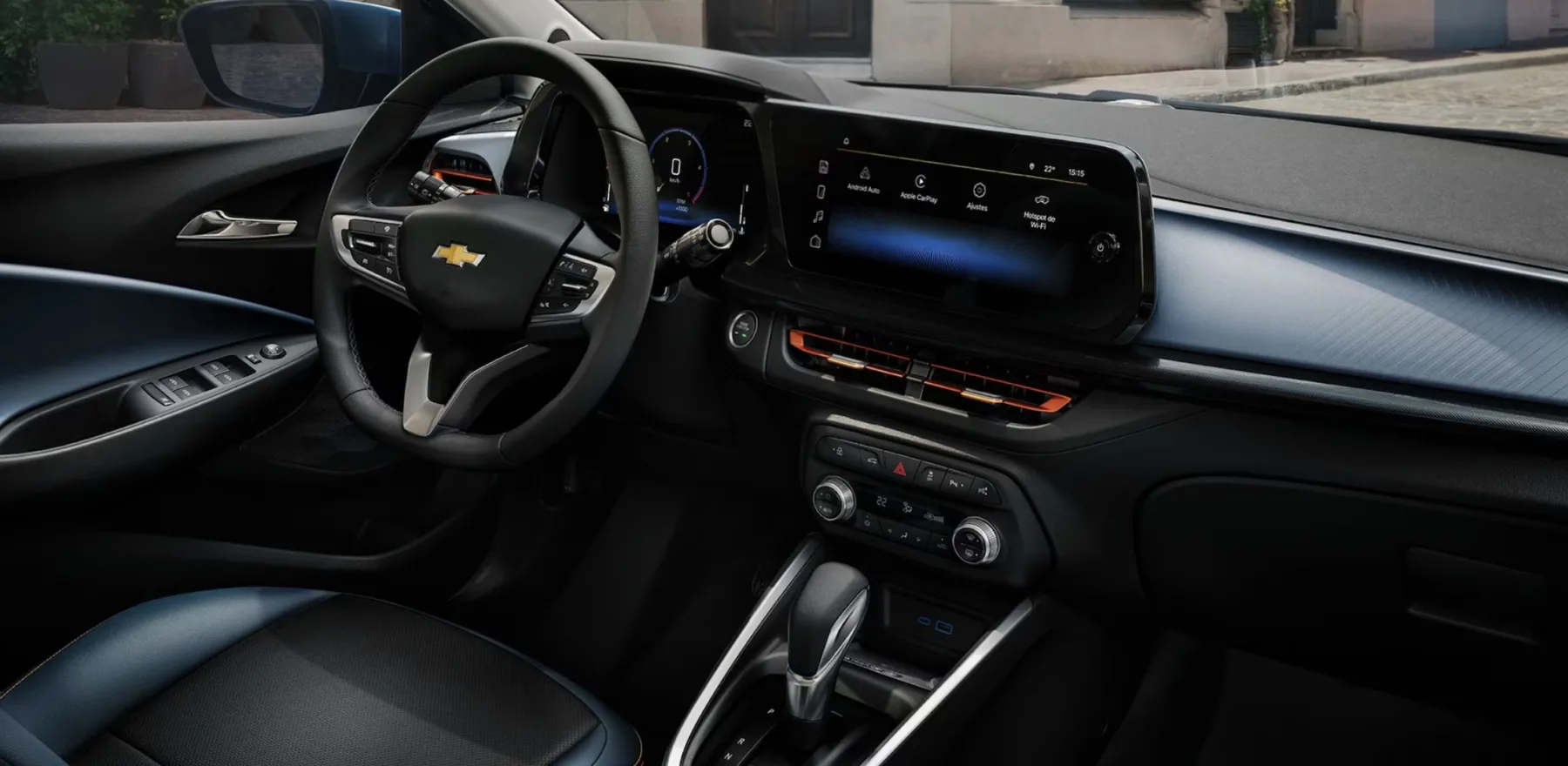 Interior para 5 pessoas com bancos em couro, porta-malas de 303 litros e ajuste de volante, pensado para rotina urbana e viagens curtas