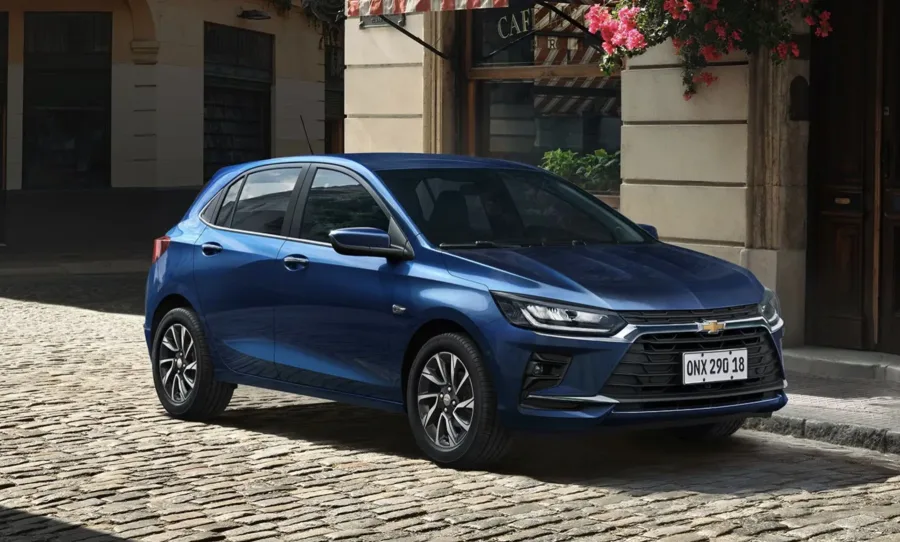 Chevrolet Onix Premier 1.0 2026 custa R$ 132.390, traz motor turbo de 115 cv, consumo de até 15,3 km/l e autonomia de 673 km