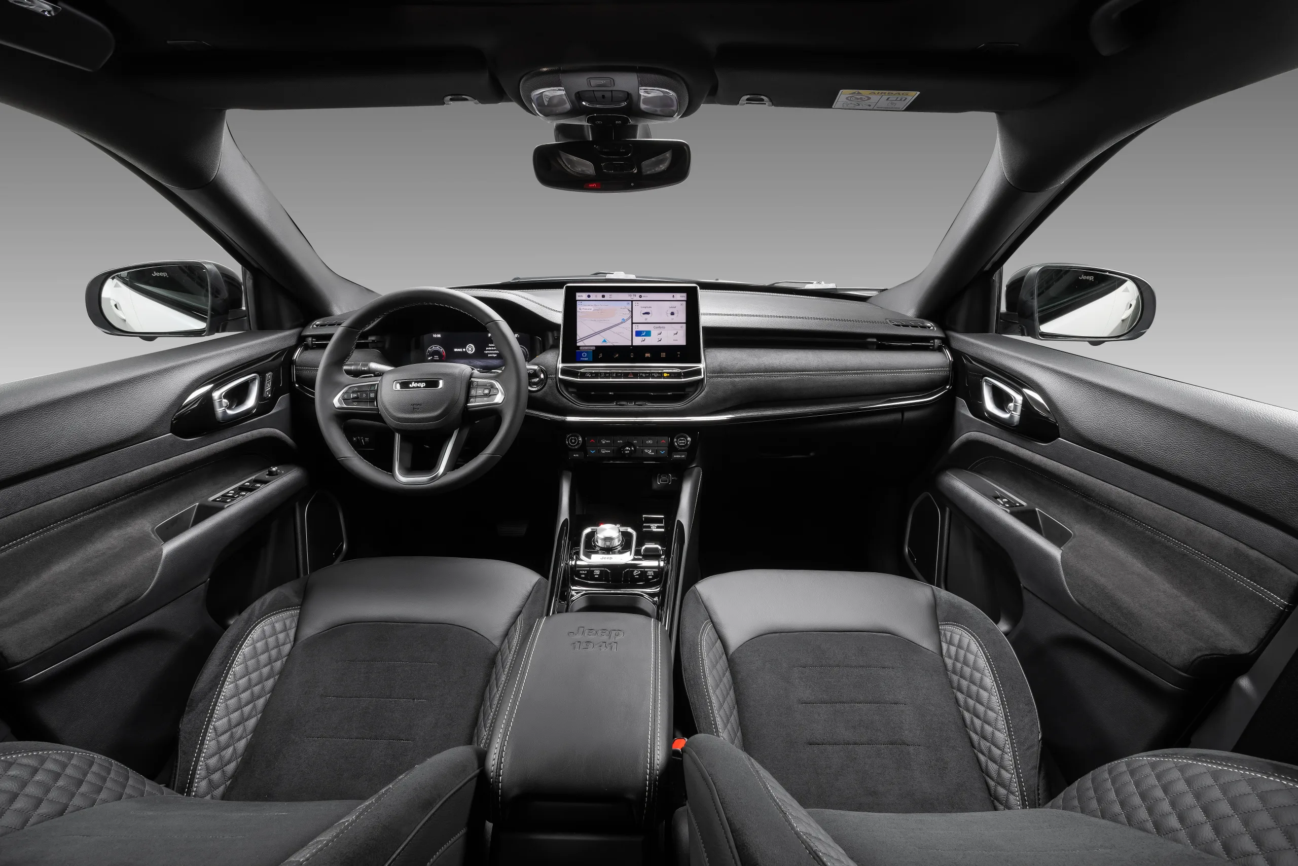 O pacote de condução semiautônoma virou padrão em todas as versões, trazendo mais segurança e menos esforço em viagens e no trânsito carregado