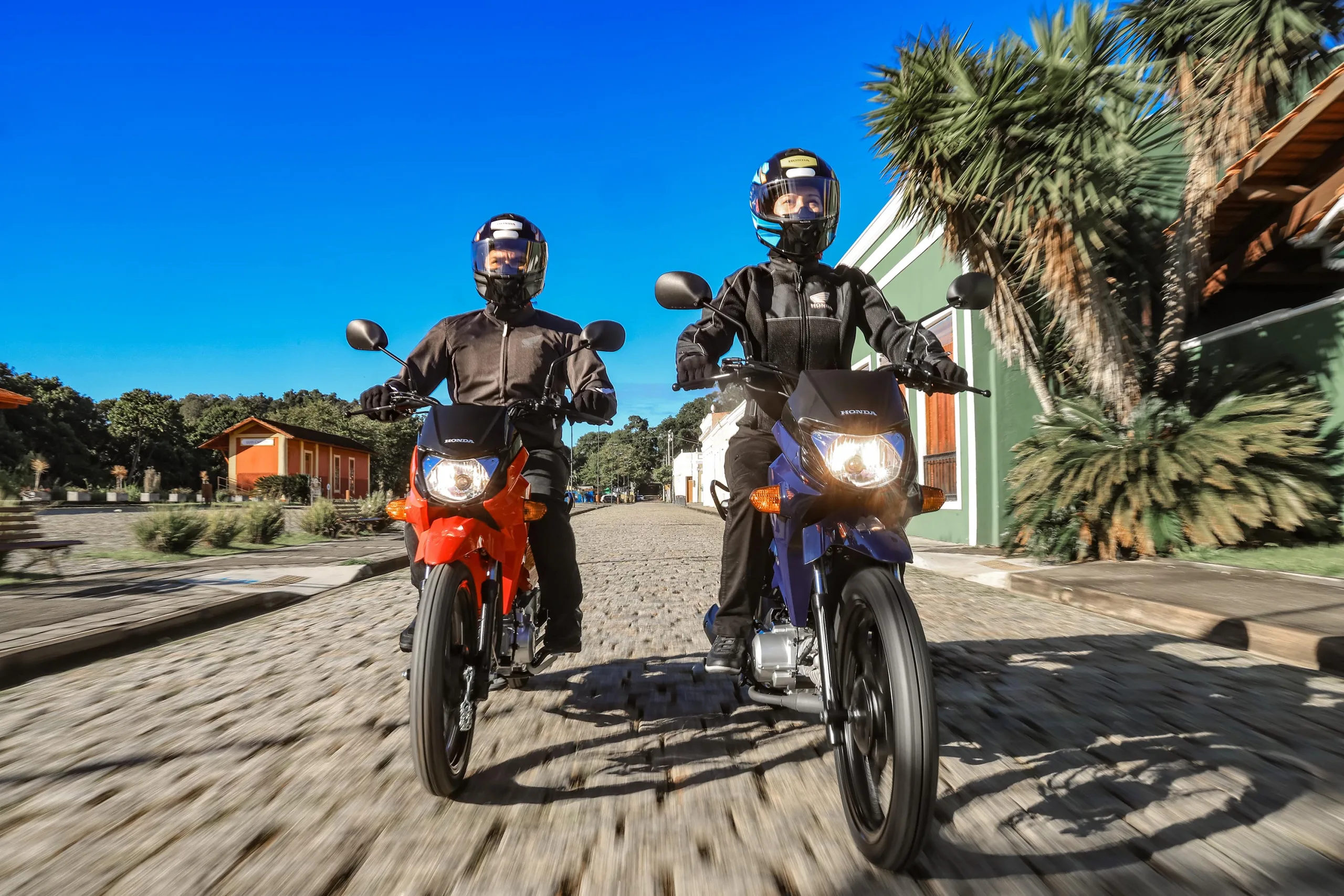 A Pop 2027 abandona o pedal de freio e adota alavancas nas mãos, repetindo o gesto de bicicleta. A mudança facilita para iniciantes e reduz erro comum no trânsito