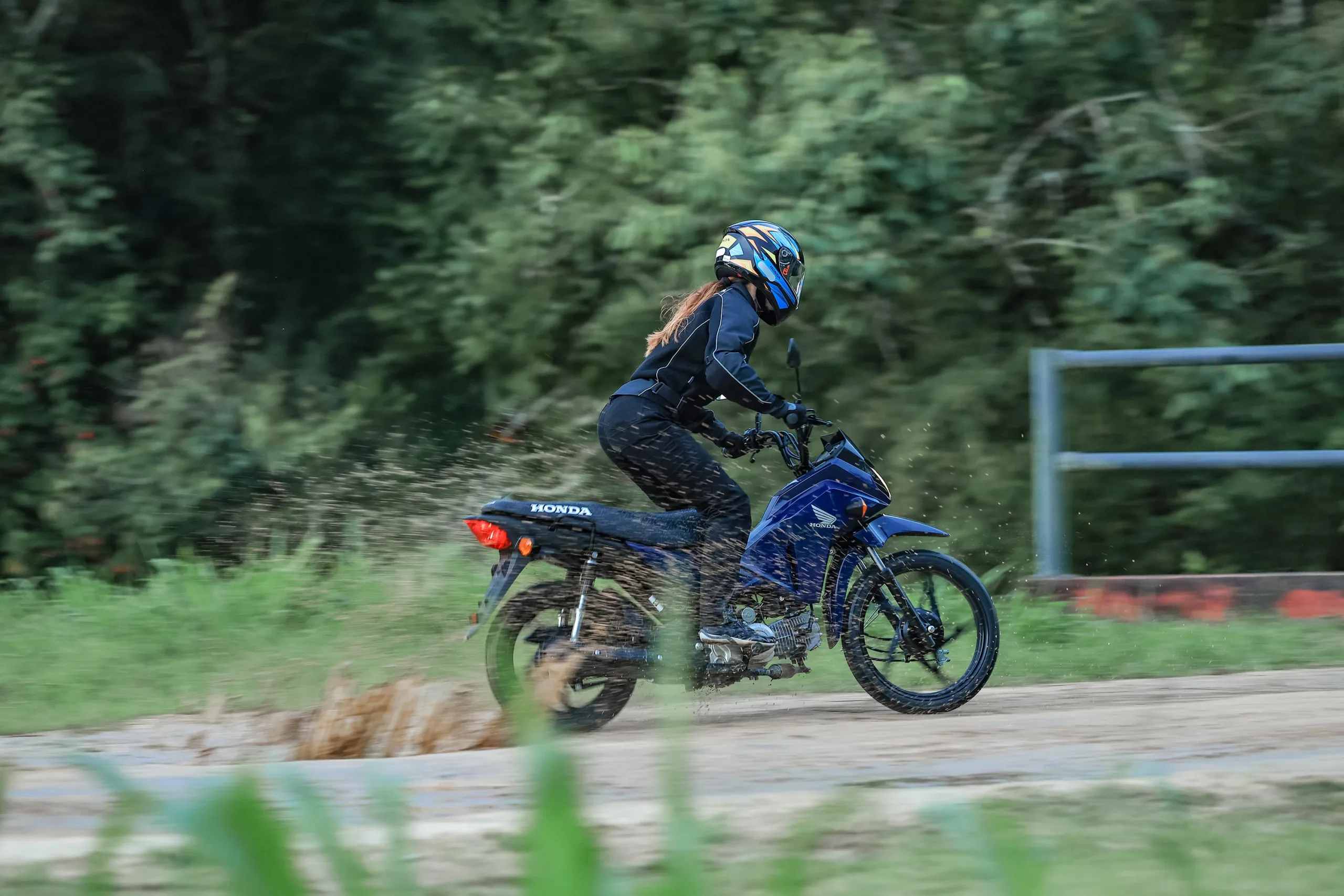 As rodas novas sem câmara ajudam no dia a dia, principalmente para quem depende da moto. Em caso de furo, o conserto costuma ser mais rápido e menos trabalhoso