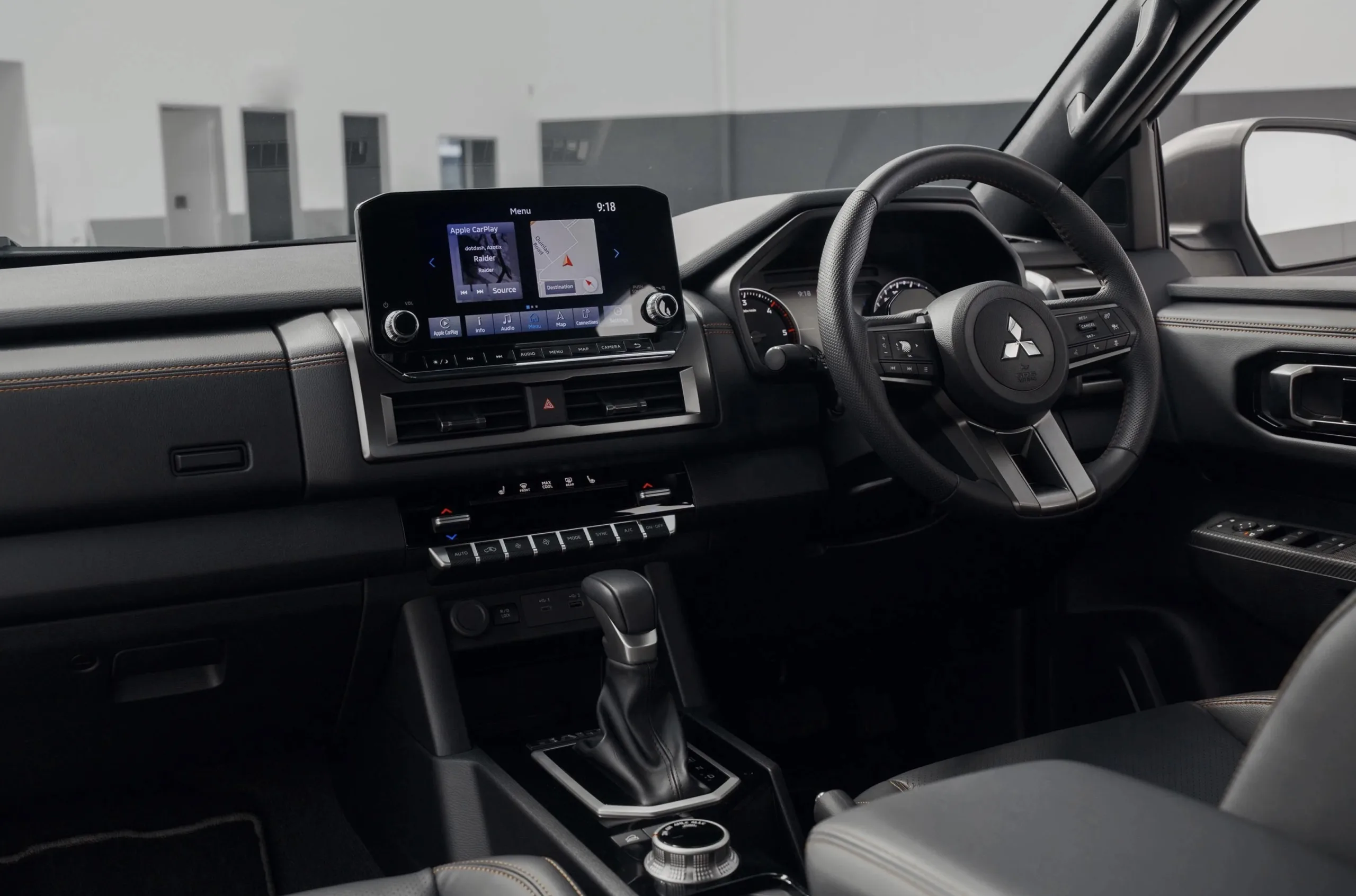 Por dentro, mantém padrão da topo de linha com couro preto e costura laranja, além de detalhes exclusivos que reforçam a proposta