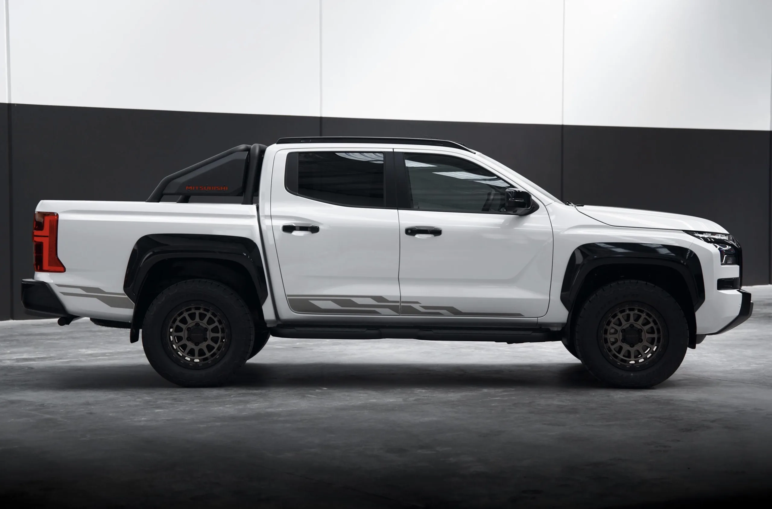 Suspensão foi retrabalhada após testes pesados e deixou a picape mais alta e estável, com foco claro em uso fora de estrada