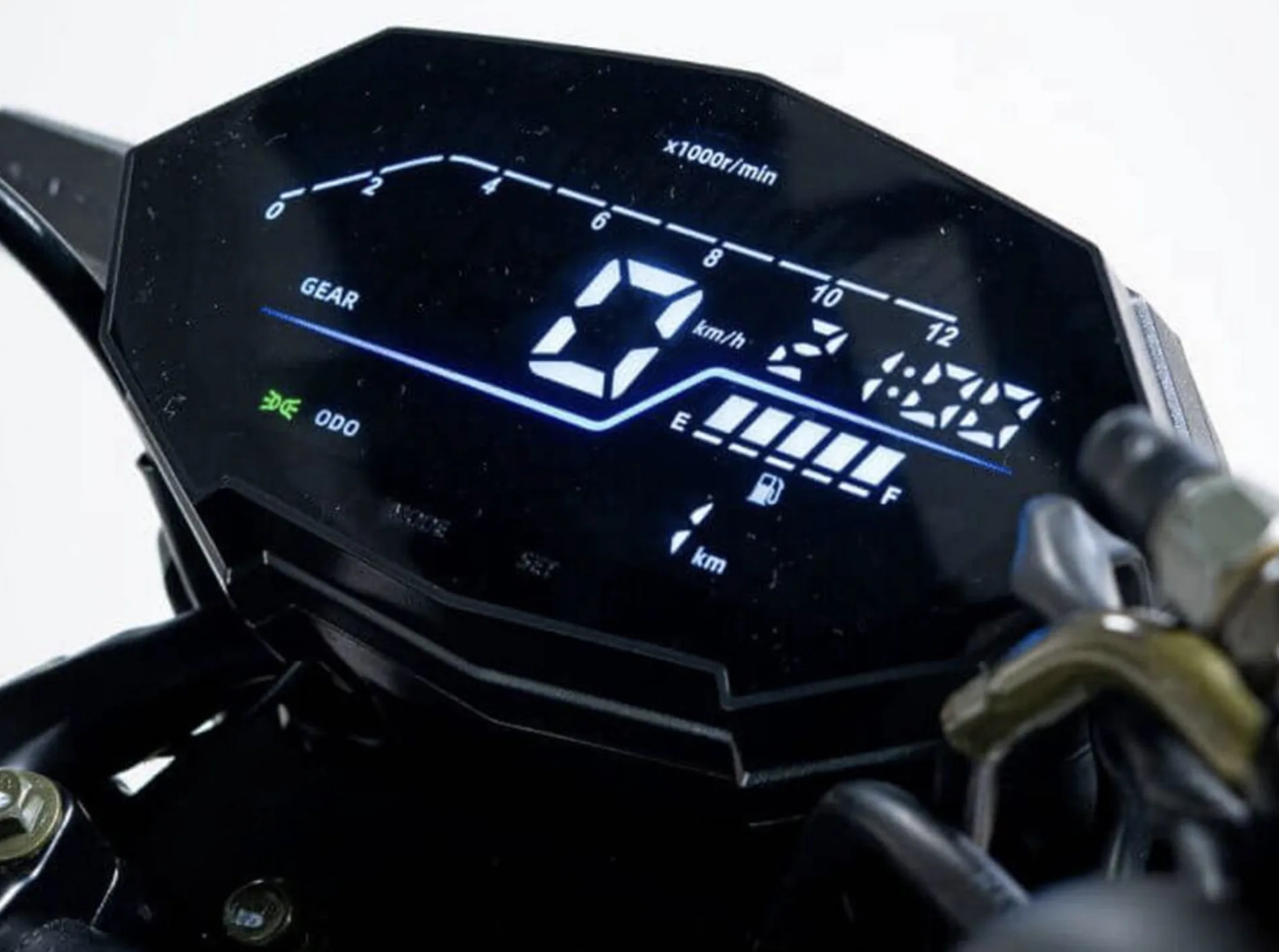 O destaque vai para o pacote. Tem iluminação full LED, painel digital, Bluetooth e até USB-A e USB-C, algo raro nessa faixa de preço