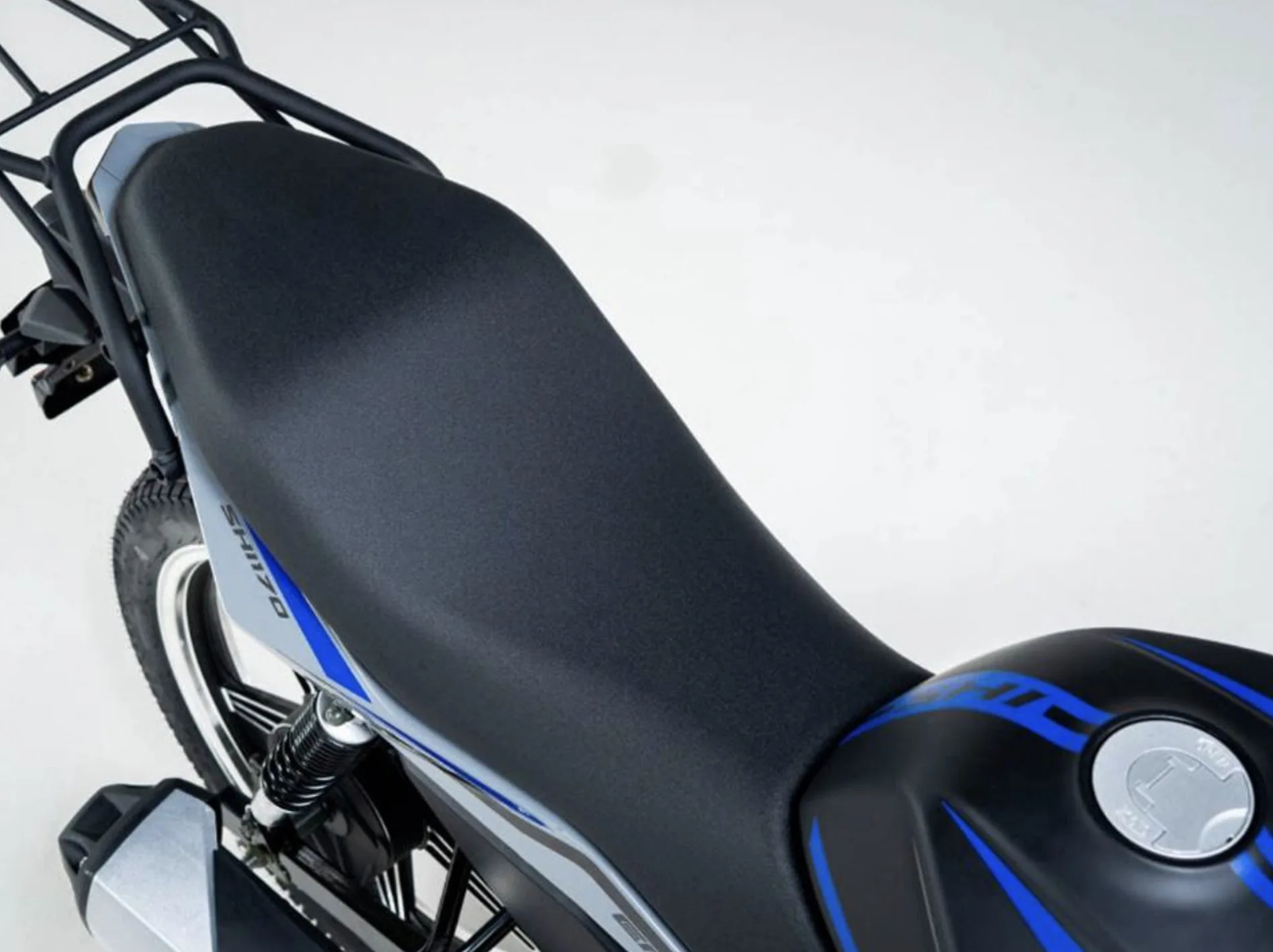 A Shineray SHI 170 chega com proposta direta: ser moto barata para uso diário sem passar vergonha. Tem motor 170 e tenta equilibrar custo e equipamentos