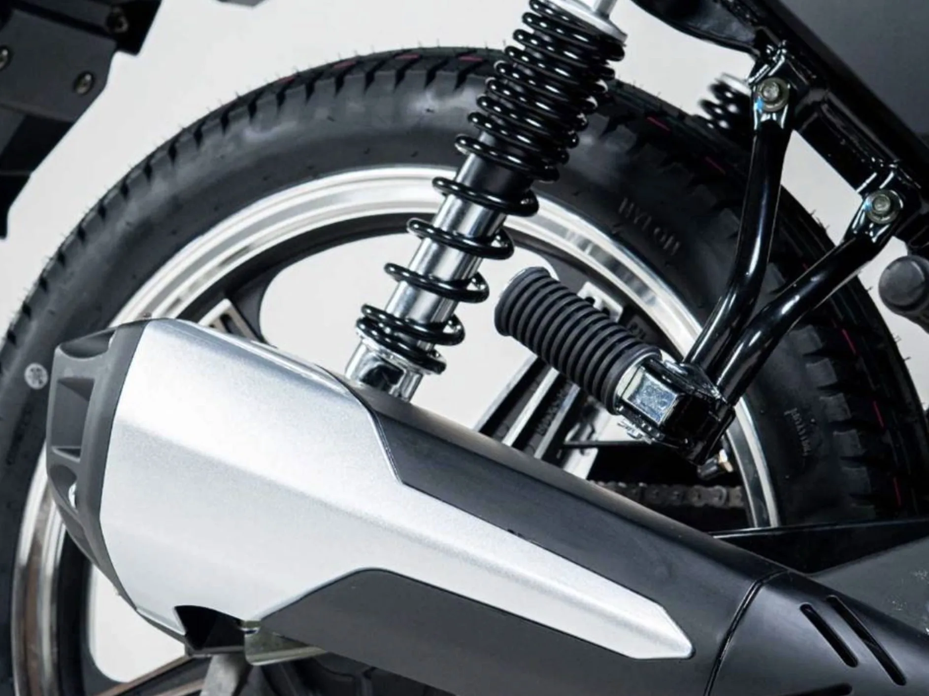 No trânsito, a proposta é clara. É leve, simples e pensada para quem roda todo dia. Não impressiona, mas também não complica, e isso já conta muito