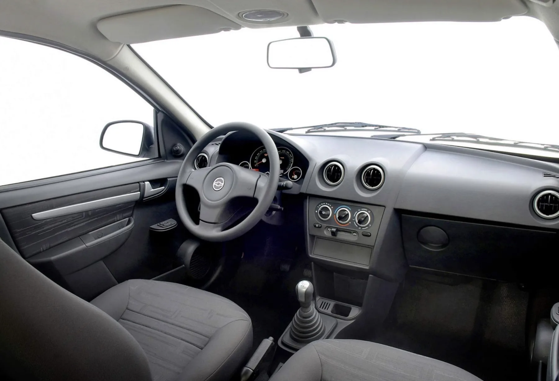 O espaço interno cumpre o básico, mas o porta-malas de 439 litros ainda chama atenção. Serve para família pequena ou uso diário sem aperto