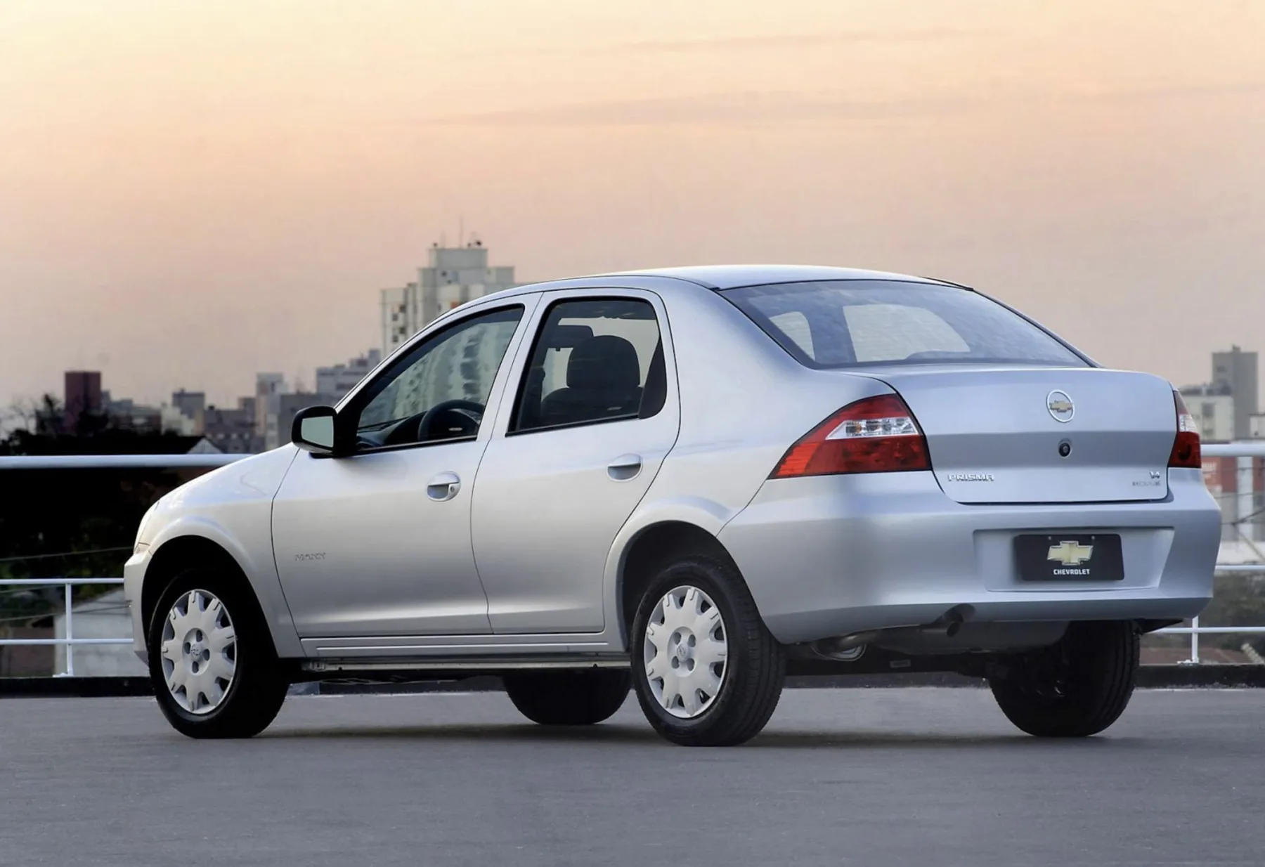 O consumo ajuda no bolso, principalmente com gasolina. A autonomia passa de 700 km na estrada, o que reduz paradas e pesa na conta no fim do mês