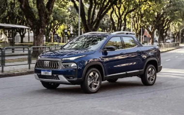 Fiat Toro 2027 chega ao mercado com versões flex, híbridas e diesel, mais equipamentos de série e a estreia do sistema híbrido leve de 48 volts produzido no Brasil