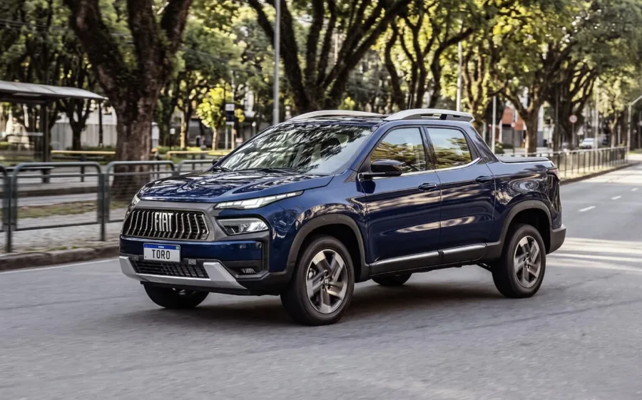 Fiat Toro 2027 chega ao mercado com versões flex, híbridas e diesel, mais equipamentos de série e a estreia do sistema híbrido leve de 48 volts produzido no Brasil