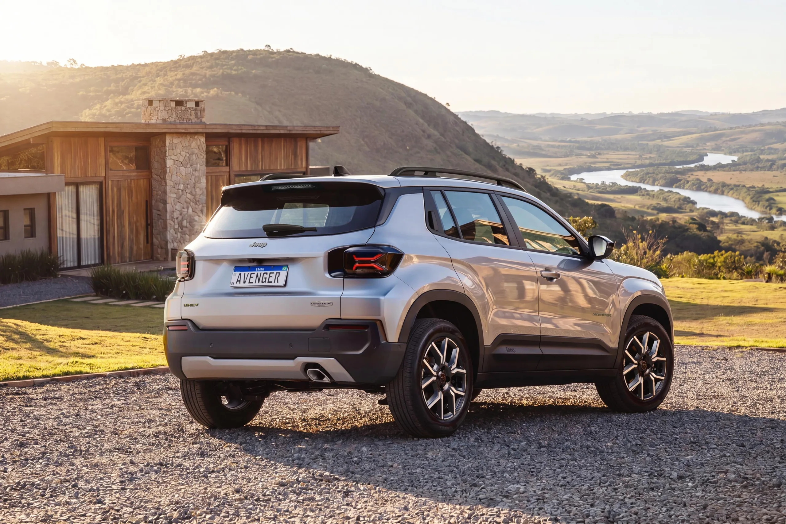 O Jeep Avenger faz 12,7 km/l na cidade e 13,5 km/l na estrada com gasolina; com etanol, o consumo cai para 8,8 km/l no uso urbano e 9,4 km/l no rodoviário.