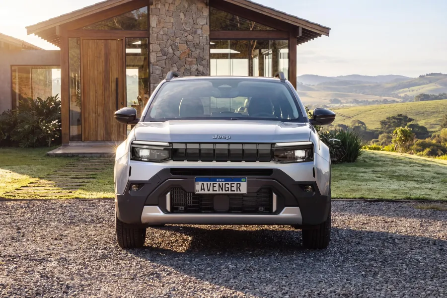 Jeep Avenger estreia por R$ 114.990 com motor híbrido de 116 cv e foco urbano