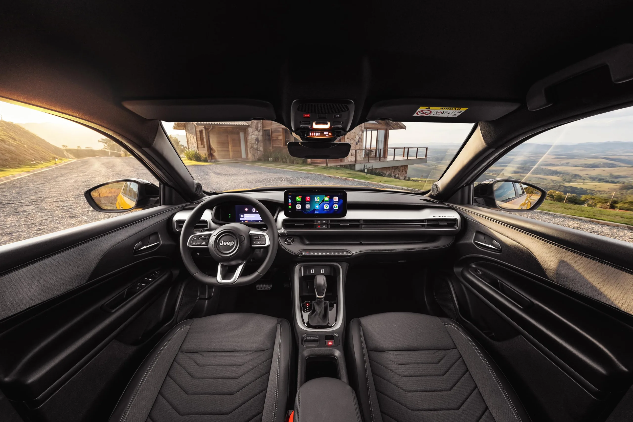 O Jeep Avenger pode ter faróis Matrix, câmera 360°, ACC, centralizador de faixa, painel de 10,25", carregador sem fio e ChatGPT embarcado nas versões mais caras.