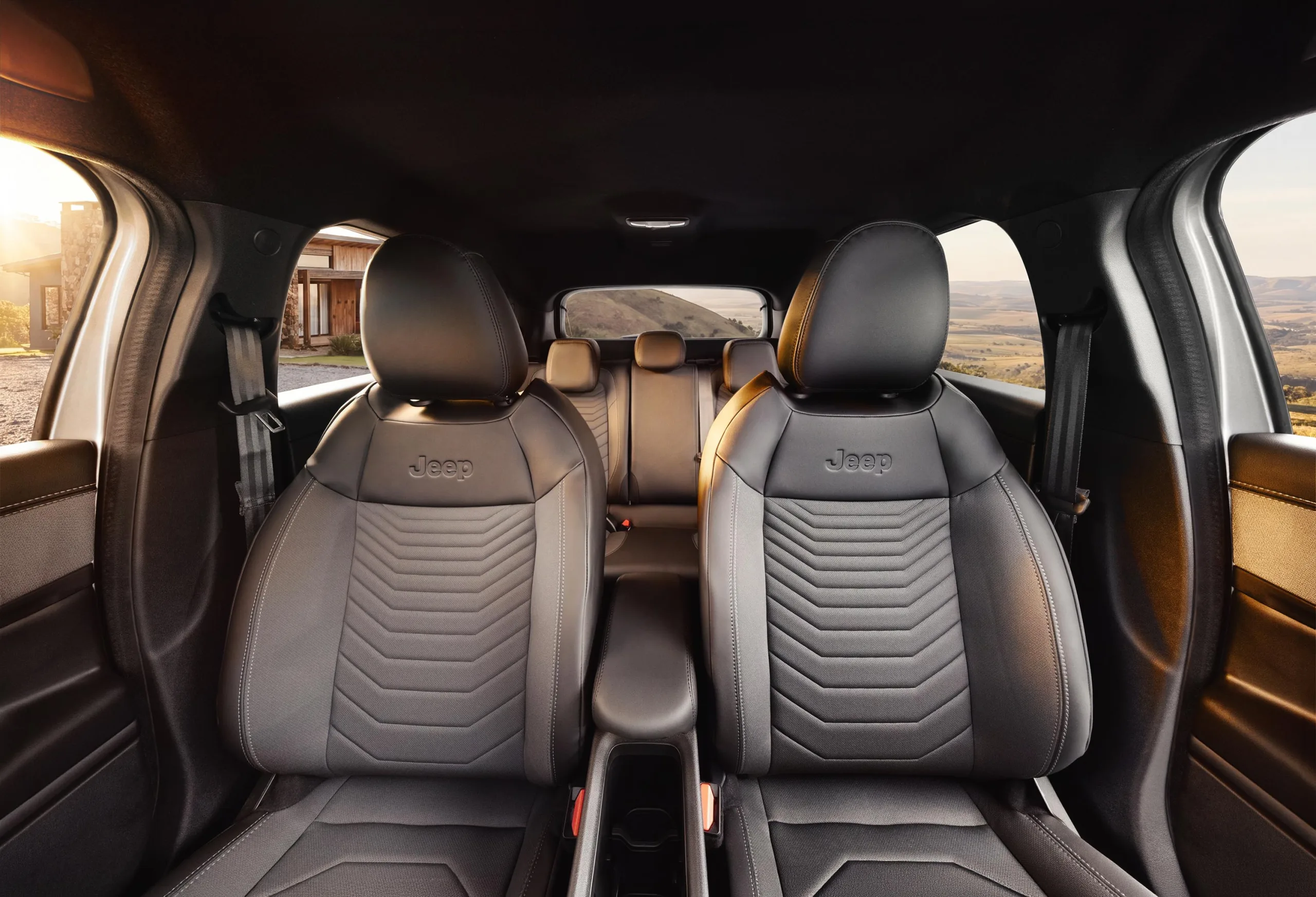 O espaço traseiro é apertado para um SUV, enquanto o porta-malas leva 320 litros, deixando claro que o tamanho compacto cobra seu preço na cabine.