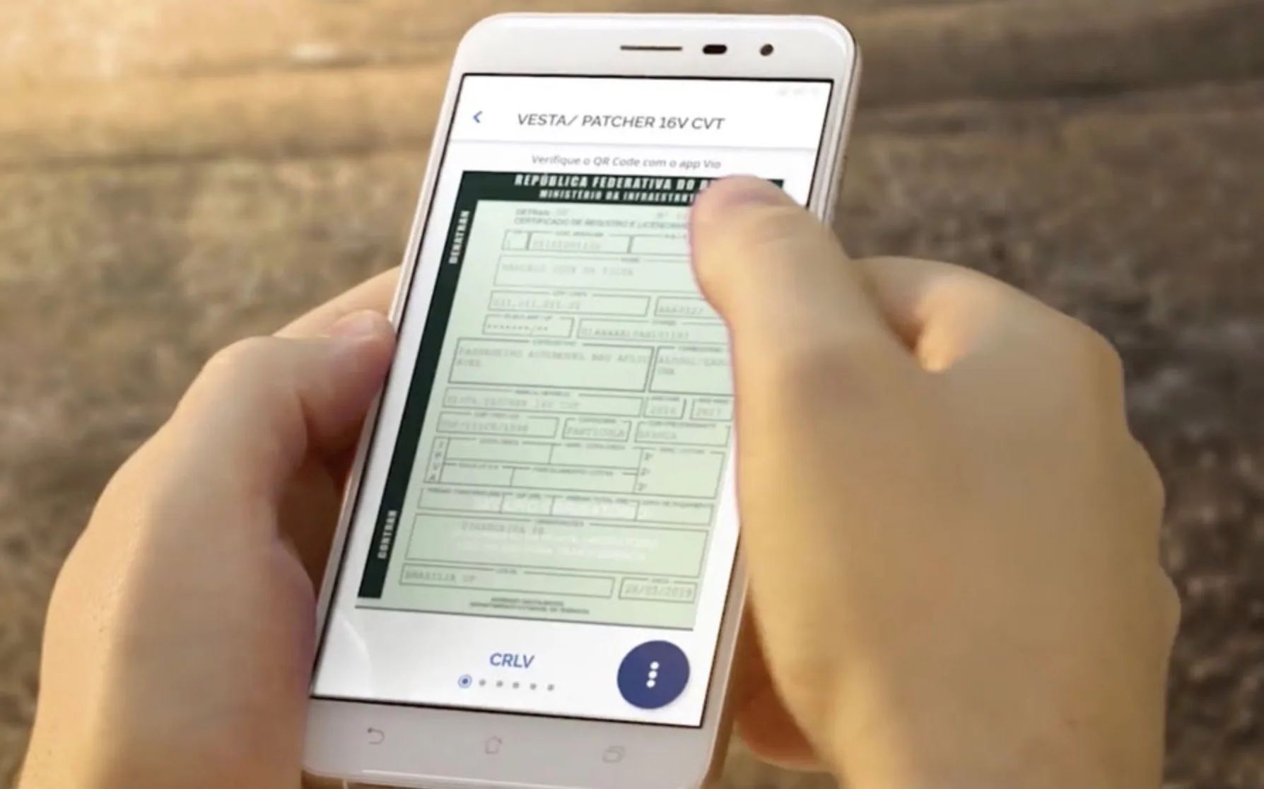 Brasileiro atravessa a fronteira de carro e descobre que um pequeno QR Code na CNH e no CRLV permite que autoridades de vários países da América do Sul confirmem se os documentos são verdadeiros