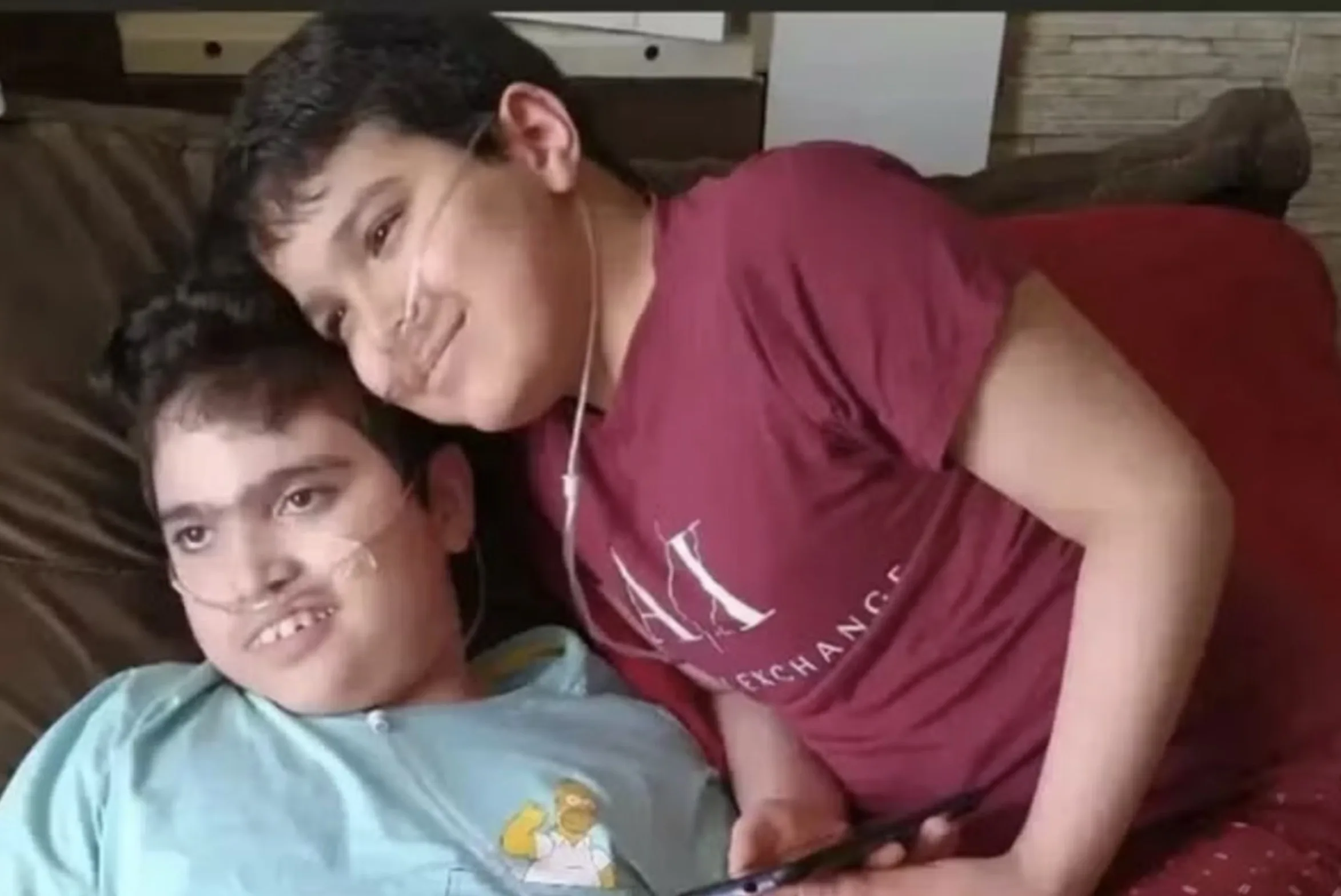 João Pedro sofreu hemorragia cerebral aos seis dias de vida, ficou com danos neurológicos e depende de alimentação especial.