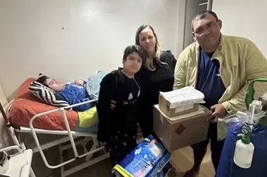 Com a família na última lata da dieta e sem encontrar Aerolin, caminhoneiro cruza 3.700 km até o RS e entrega em mãos o que menino de 12 anos precisava para continuar o tratamento
