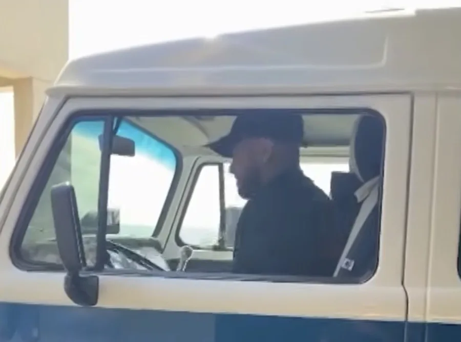 Uma Kombi 2012 entrou em uma oficina de Campinas com prazo quase impossível e saiu quatro meses depois com bancos de couro, TV de 43 polegadas, frigobares e uma missão: devolver a Neymar uma lembrança da infância chamada “Filomena”