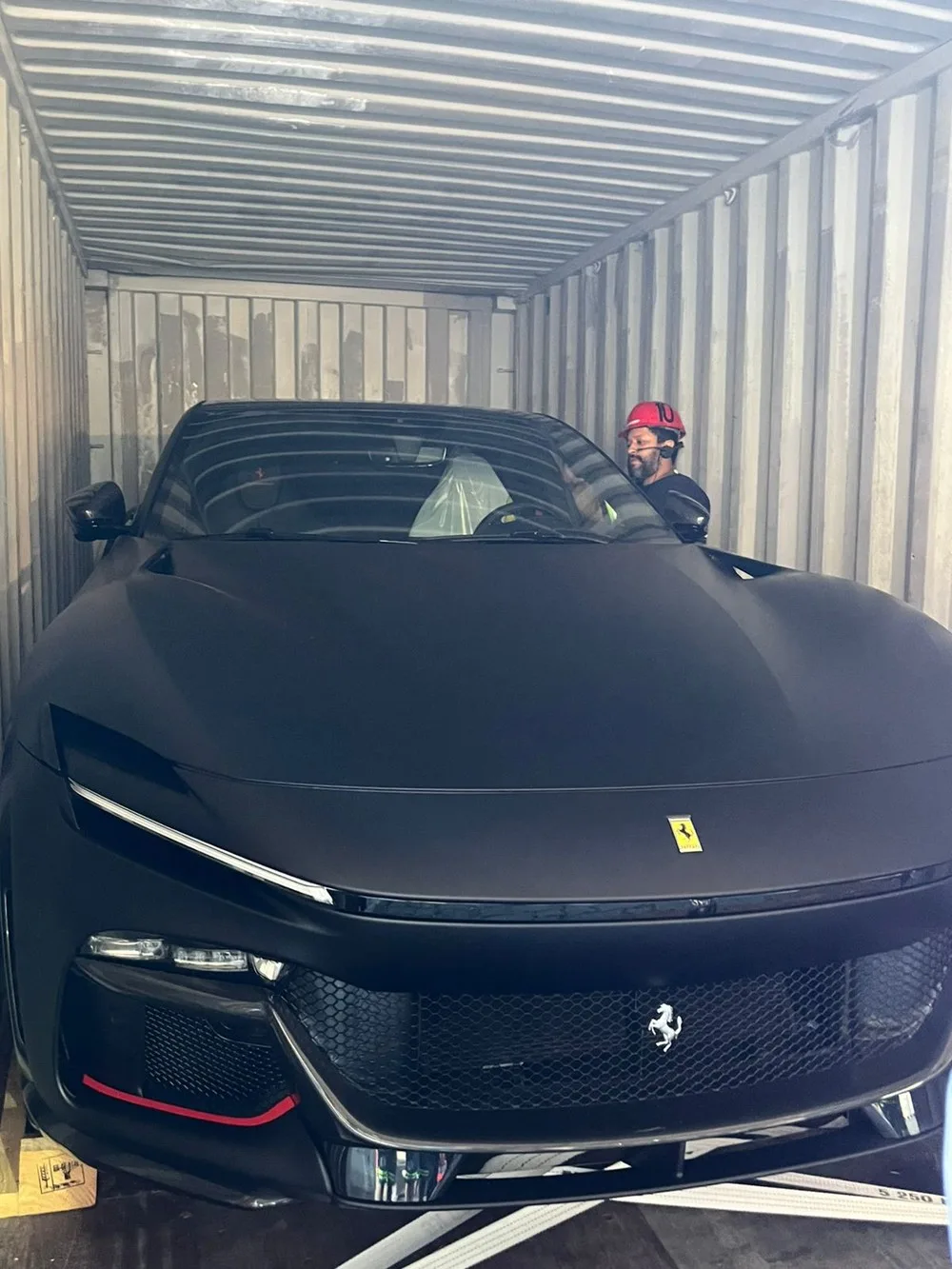 Enquanto se recuperava longe dos jogos, Neymar surgiu com uma Ferrari Purosangue de 725 cv avaliada em R$ 7,5 milhões e transformou mais uma compra de carro em assunto dentro e fora do futebol