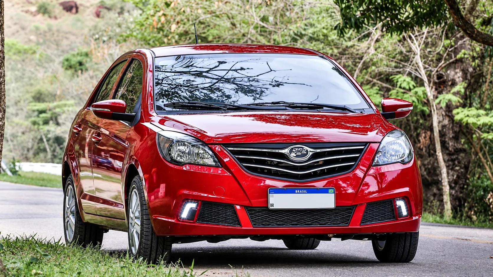 “Um sedan por cerca de R$ 22 mil”: Lifan 530 2015 combina motor 1.5 de 103 cv, porta-malas de 475 litros, consumo de até 12 km/l, ar-condicionado e sensor de estacionamento custando menos que um Chevrolet Onix 0 km