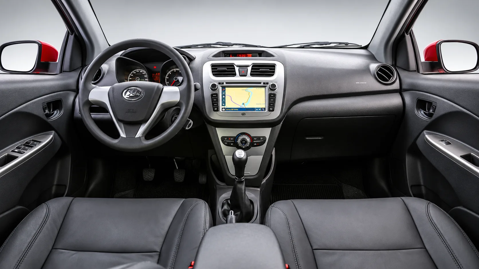 Ar-condicionado, direção elétrica, quatro vidros elétricos, retrovisores elétricos e sensor traseiro deixam a rotina mais simples mesmo em um carro de 2015.
